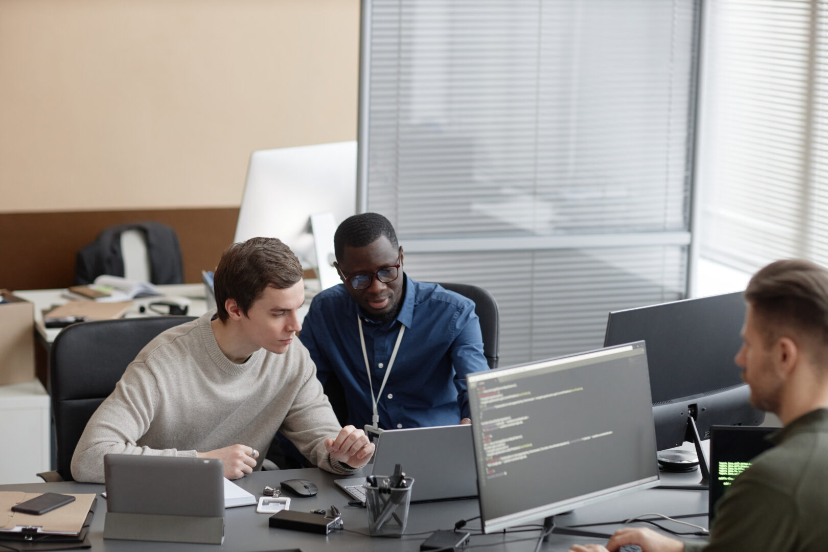supervisor-guiding-it-junior-programmer-2
