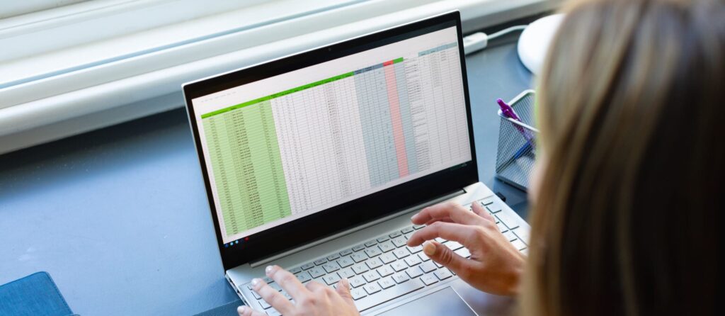 caucasian-woman-sitting-at-desk-working-from-home-and-using-laptop-in-sunny-room-lifestyle-communication-remote-working-technology-and-domestic-life-unaltered